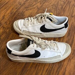 Nike White and Black Sneakers Classic Low-Top Design